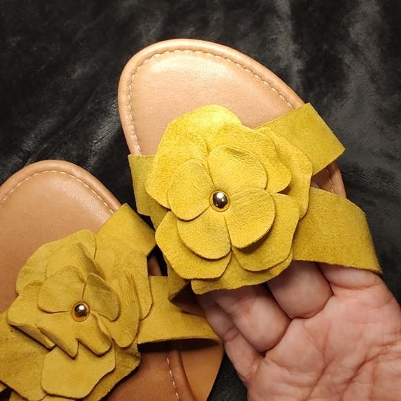 MILA PAOLI yellow suede leather flower slide on sandals. Made in Italy. Size 10. - Picture 3 of 6